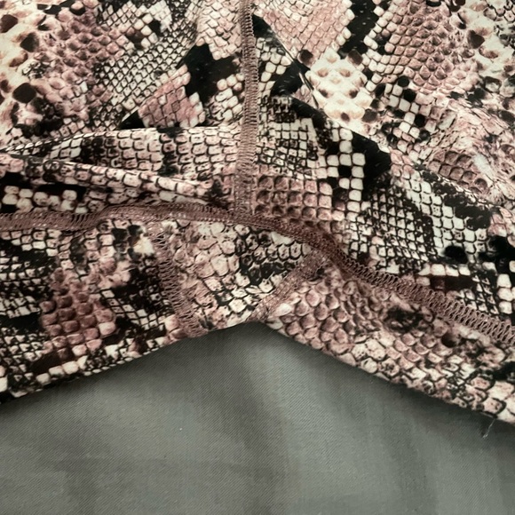 Evolution creation high rise 7/8 rights snake print - Picture 4 of 4